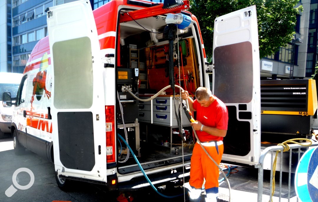 Haustechnik-Servicefahrzeug::Multifunktionales Fahrzeug für die effiziente Reinigung von Rohren und Kanälen ab DN 60 – 250 mm im Haustechnikbereich.